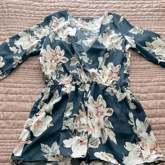 Lulu romper with button enclosure. - Picture 1 of 6